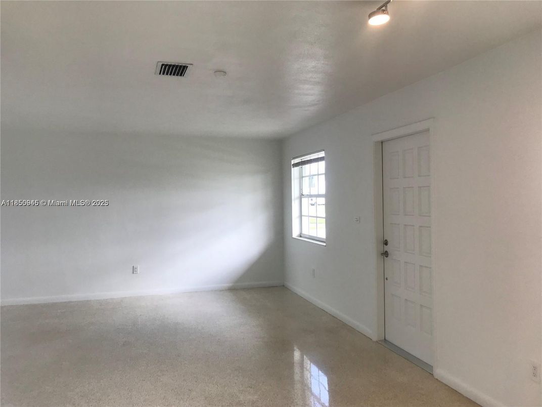 Empty room, Interior
