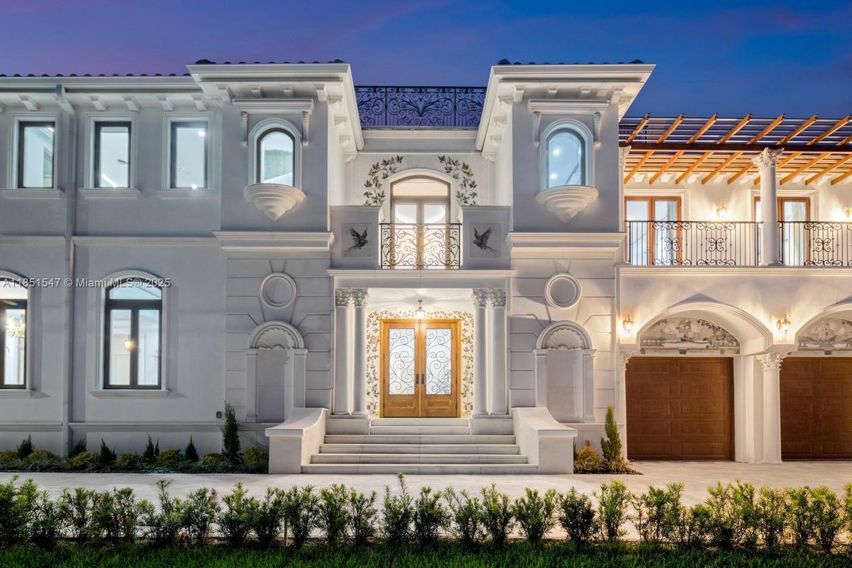 Exterior, Facade, Mediterranean