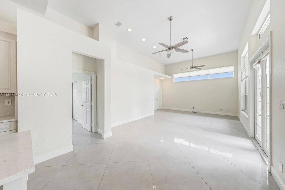 Empty room, Interior, Recessed Lighting