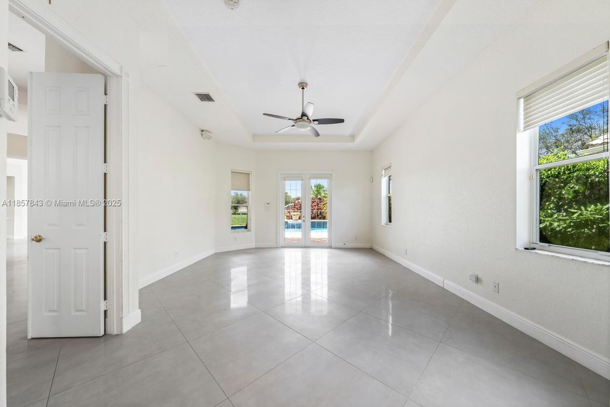 Empty room, Interior