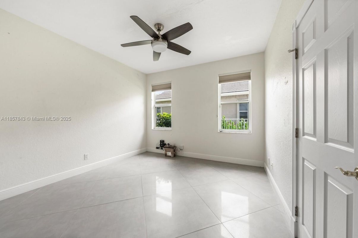 Empty room, Interior