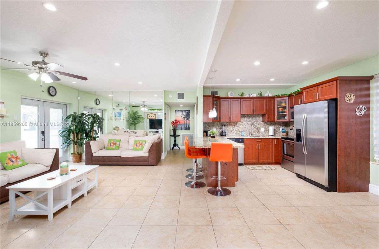 Interior, Kitchen, Living room, Pendant Lights, Recessed Lighting, Stainless Steel Appliances
