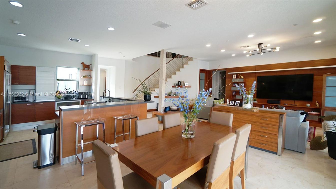 Dining room, Interior, Kitchen, Recessed Lighting, Stainless Steel Appliances