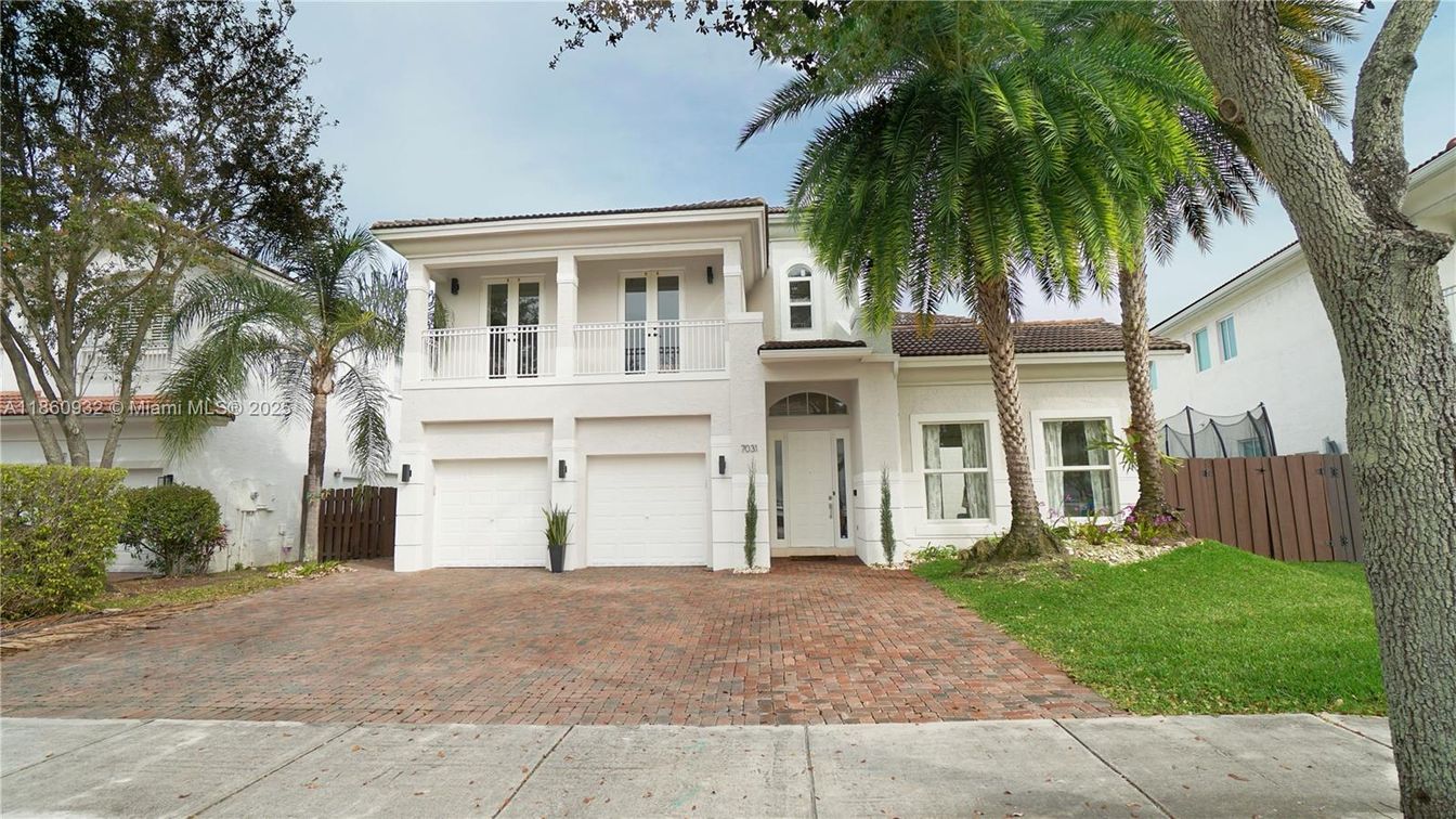 Attached, Exterior, Facade, Mediterranean