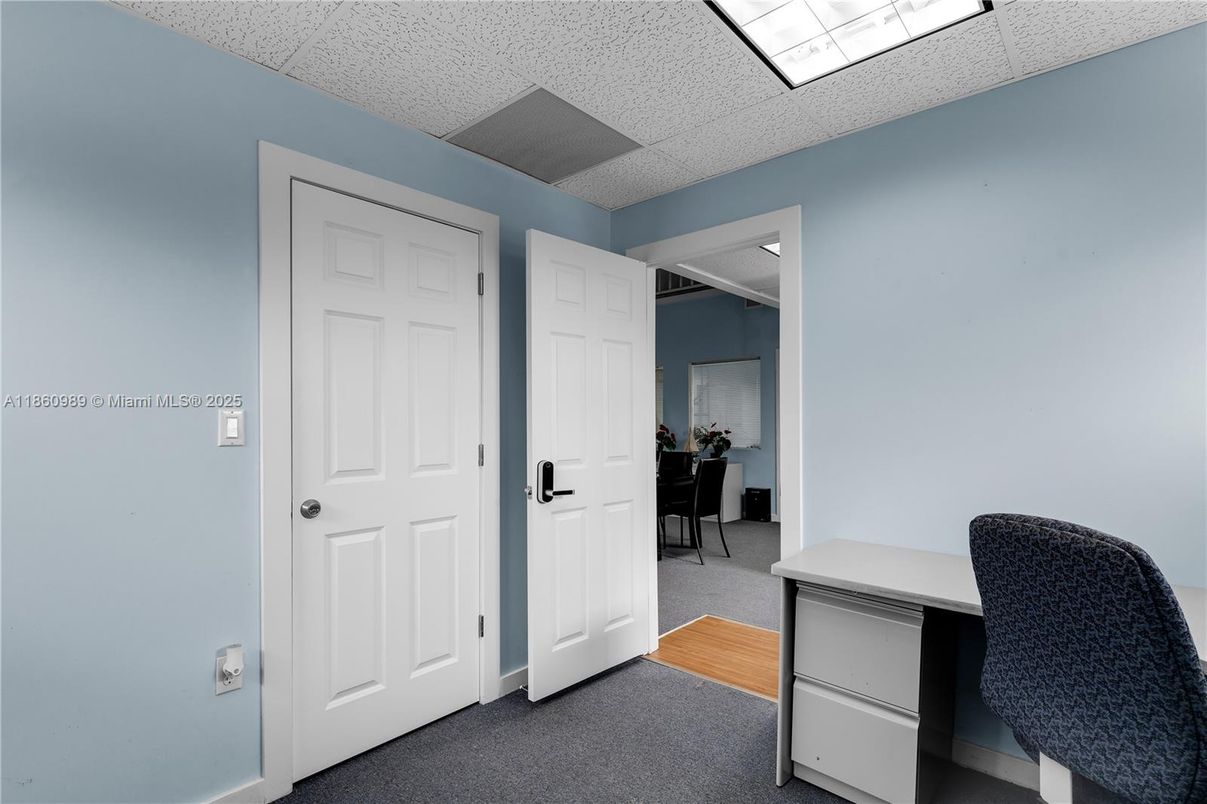 Home Office, Interior