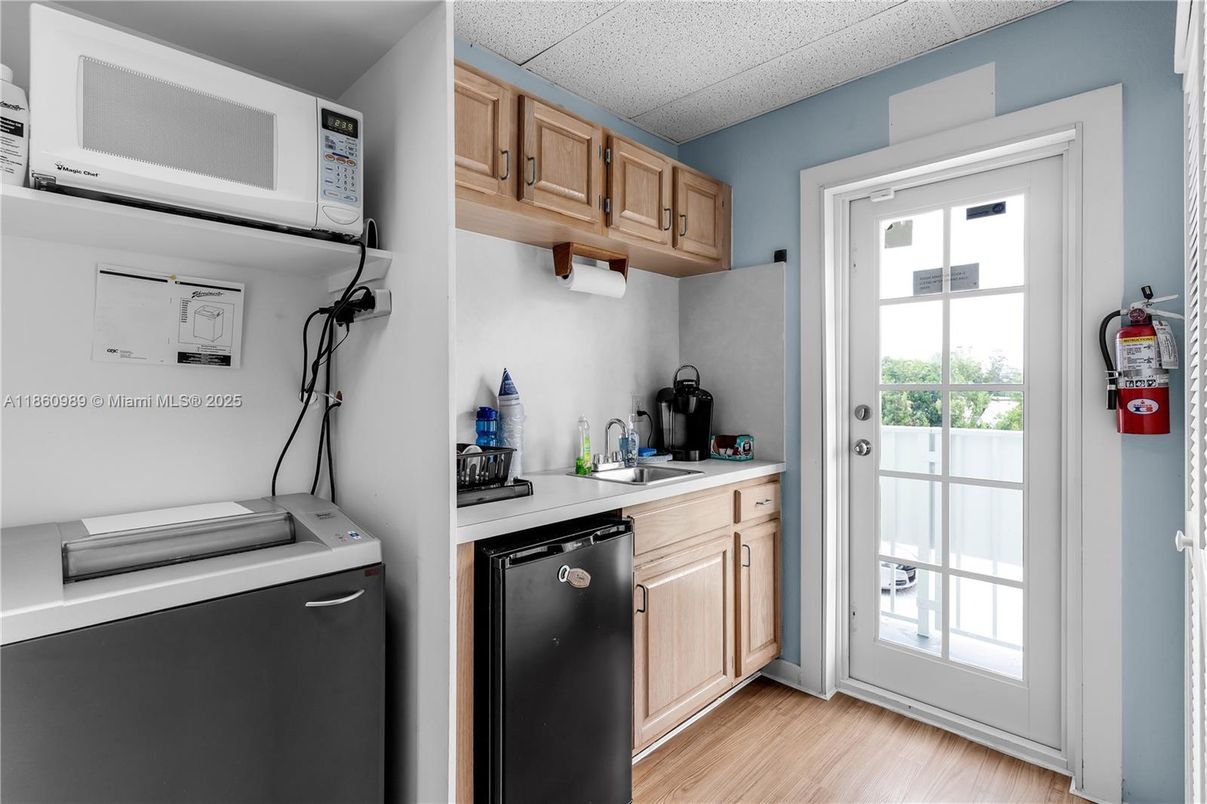 Interior, Kitchen, Washer, Wood Texture Flooring
