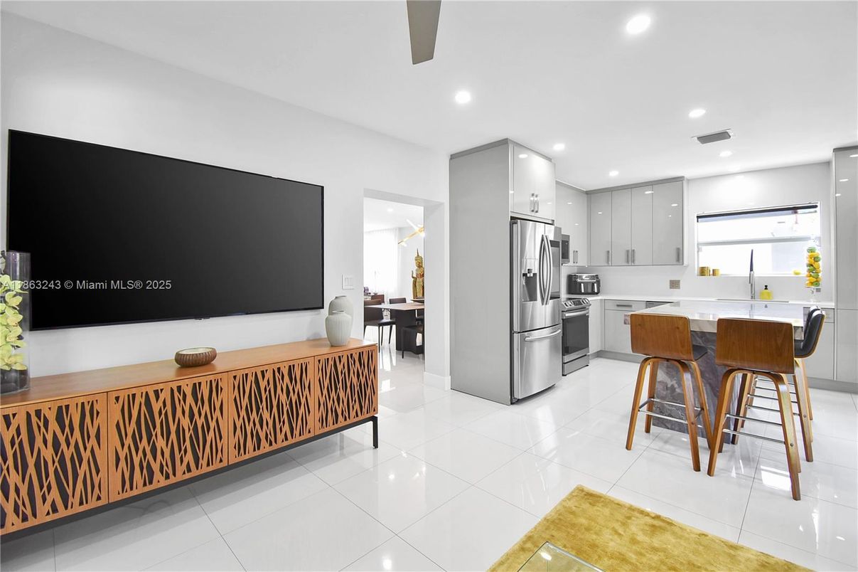 Dining room, Interior, Kitchen, Recessed Lighting, Stainless Steel Appliances