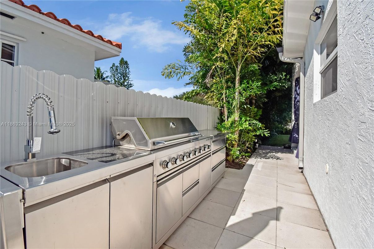 Exterior, Outdoor Kitchen