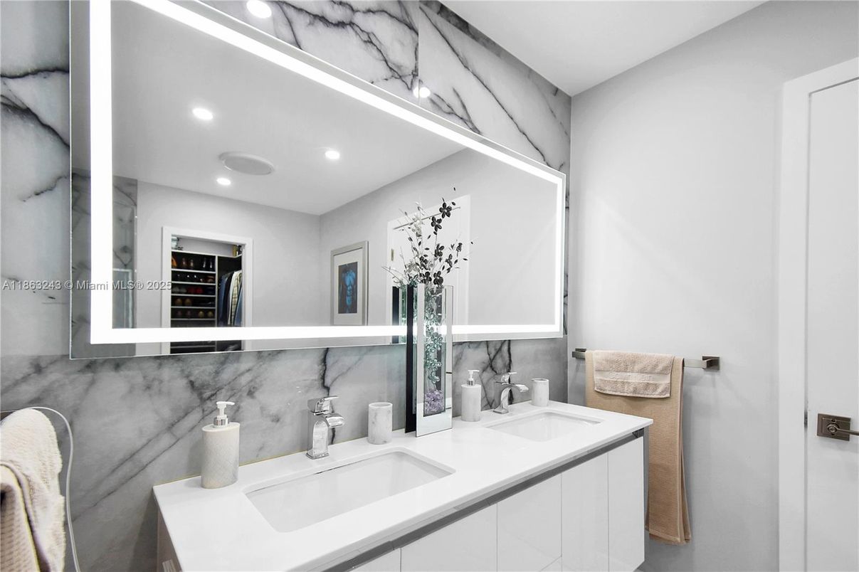 Bathroom, Dual Sink Vanities, Interior, Recessed Lighting