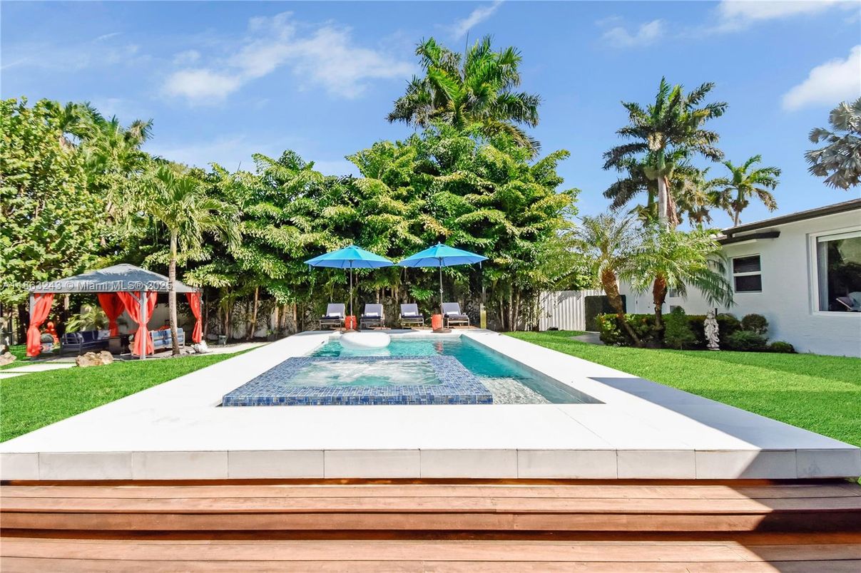 Exterior, Playground, Pool