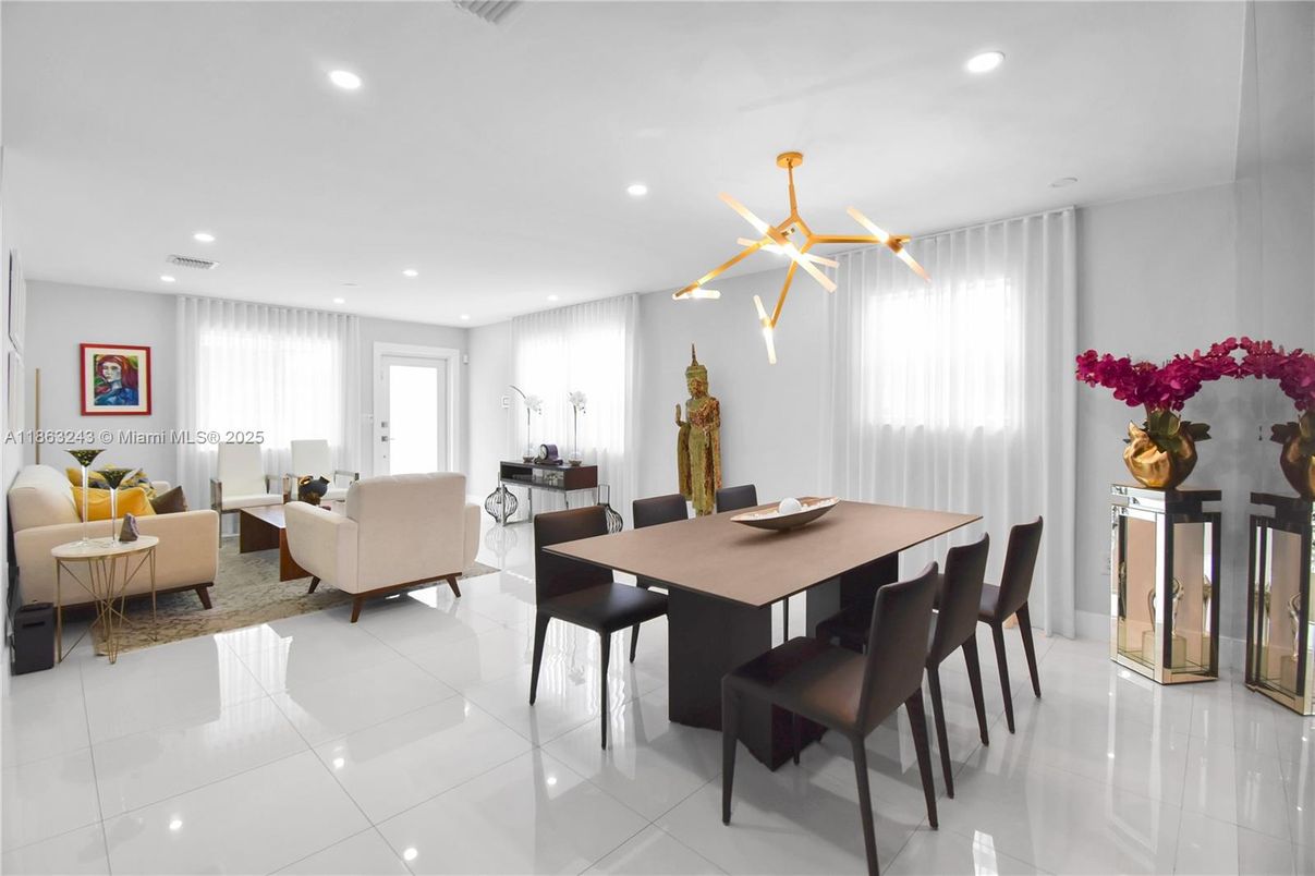 Dining room, Interior, Living room, Pendant Lights, Recessed Lighting