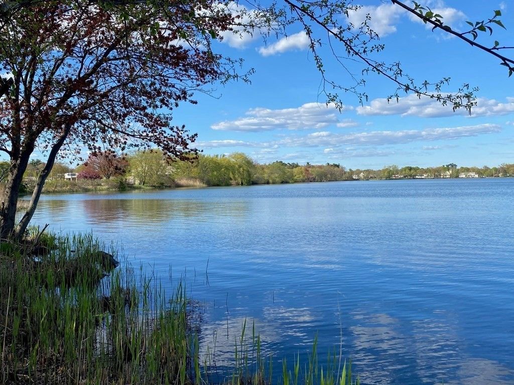 Exterior, Lake