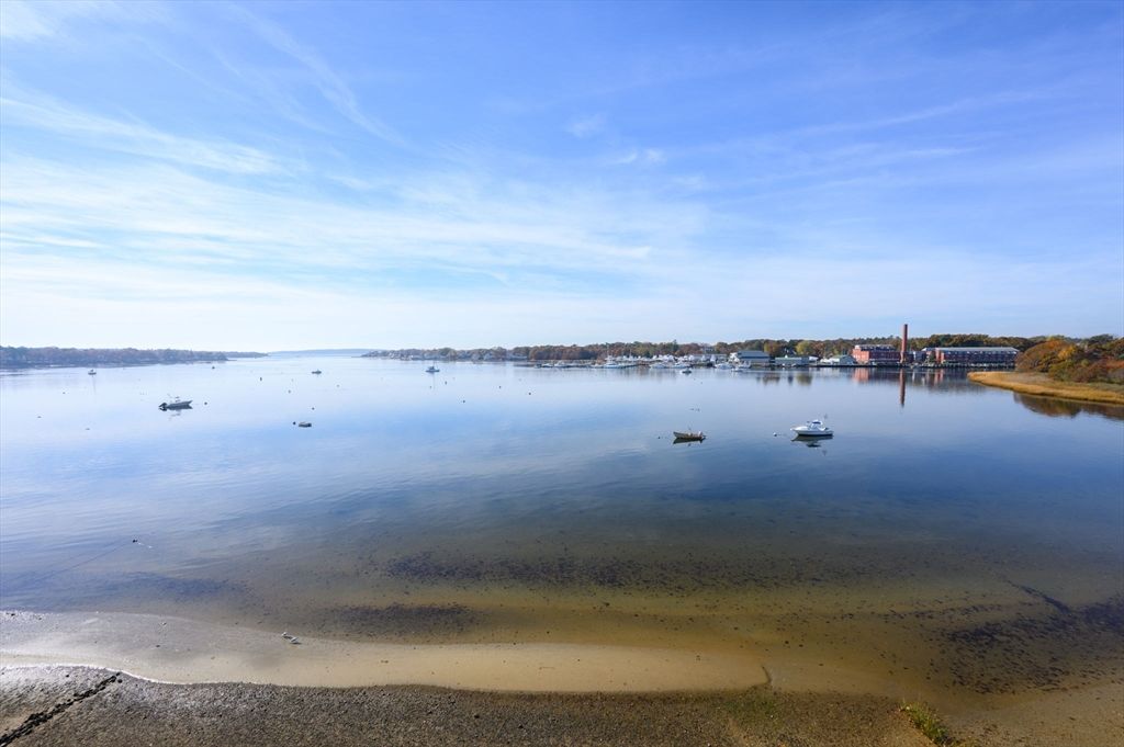 Exterior, Lake