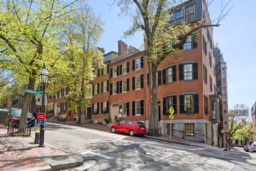 Exterior, Facade, Brick Facade, Rowhouse