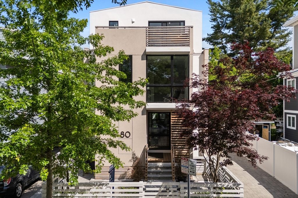 Exterior, Facade, Modern