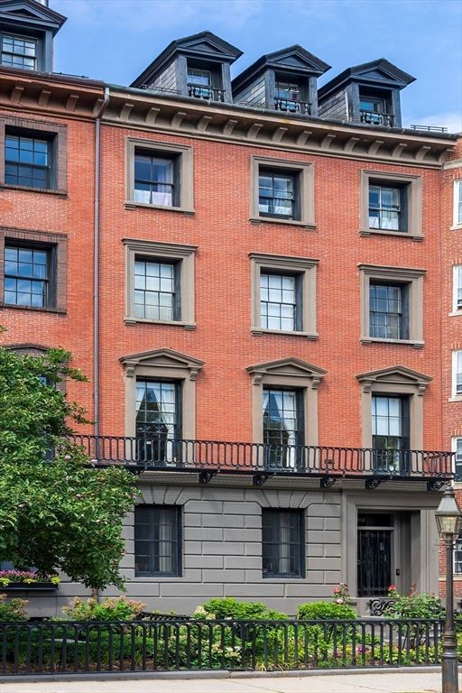 Exterior, Facade, Brick Facade, Rowhouse