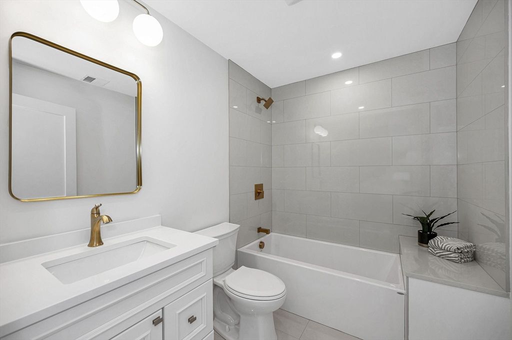 Bathroom, Interior, Recessed Lighting