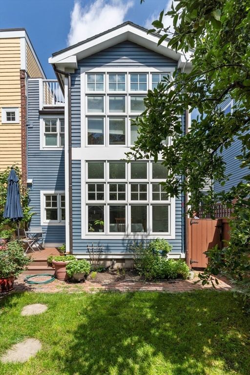 Backyard, Exterior, Facade, Queen Anne Victorian