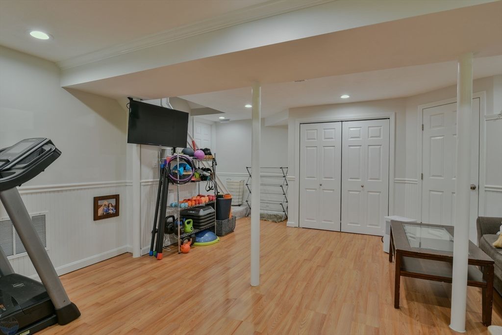 Fitness Equipment, Interior, Recessed Lighting, Wood Texture Flooring