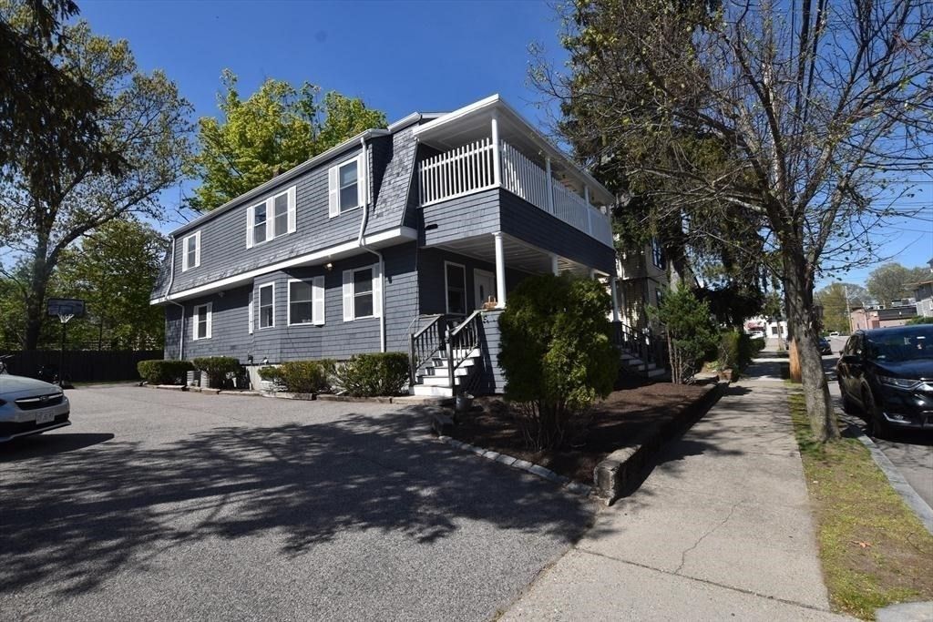 Exterior, Facade, Rowhouse