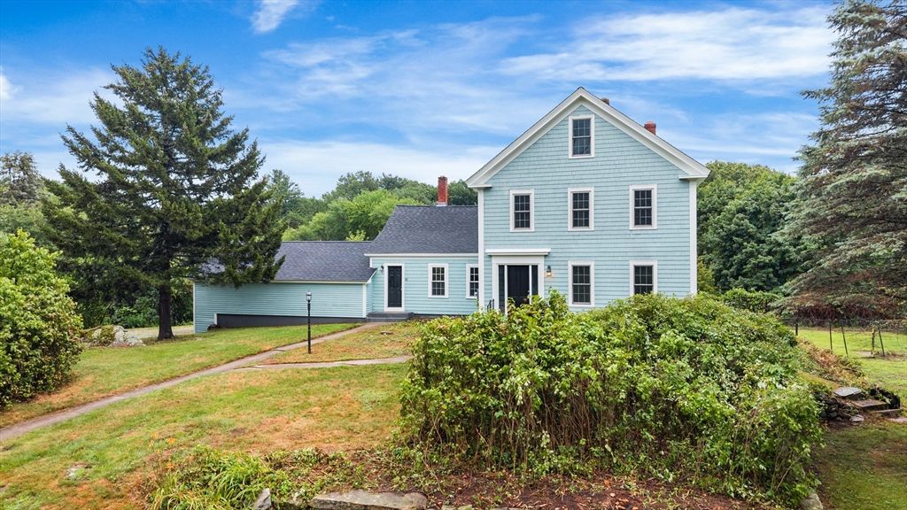 Attached, Backyard, Exterior, Facade, Queen Anne Victorian
