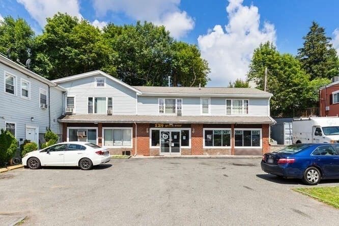 Exterior, Facade, Brick Facade, Split Level