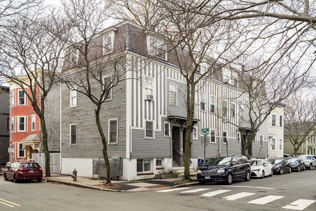 Exterior, Facade, Rowhouse
