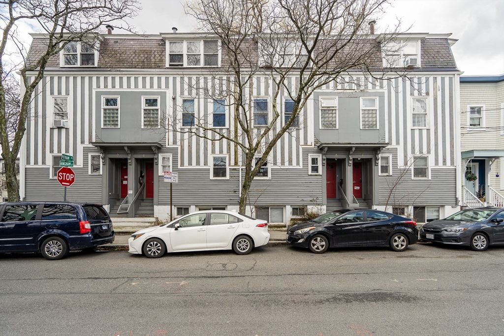 Exterior, Facade, Rowhouse