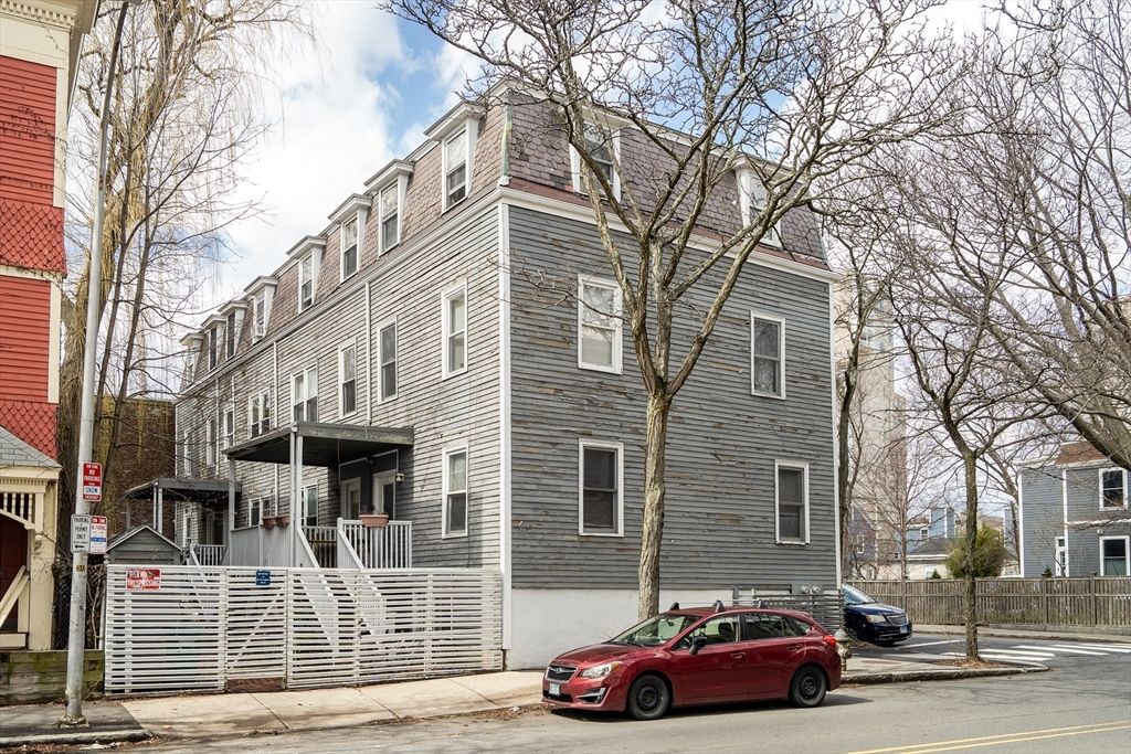 Exterior, Facade, Rowhouse