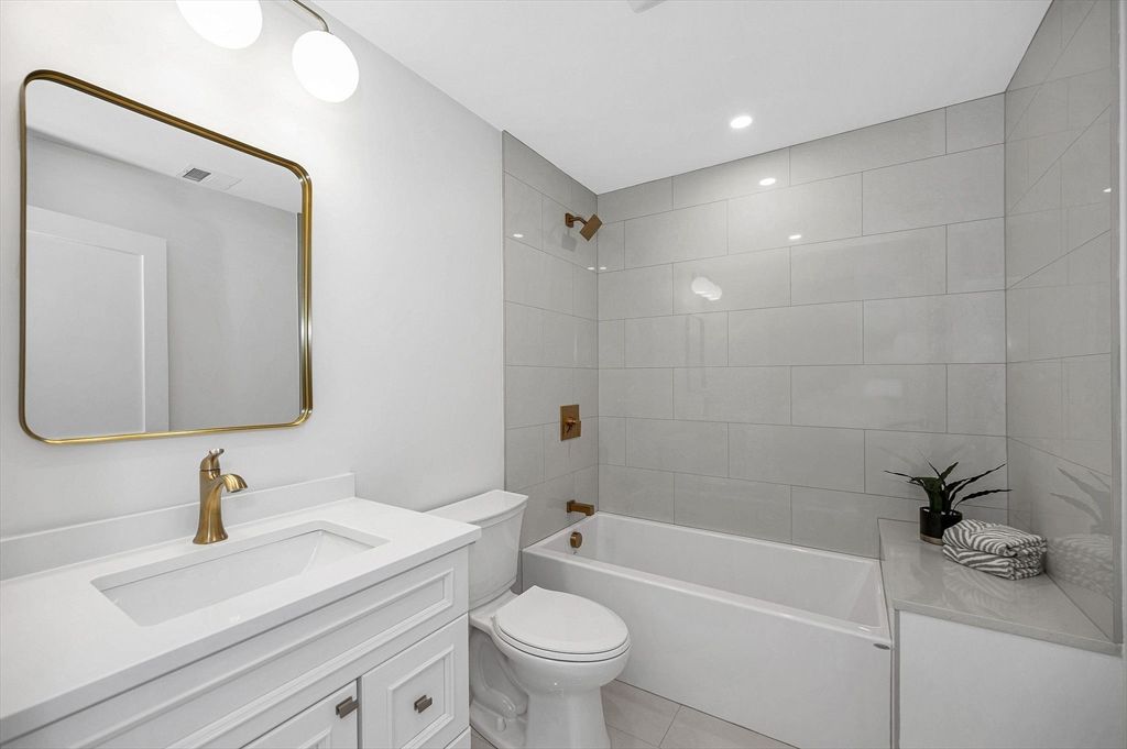 Bathroom, Interior, Recessed Lighting
