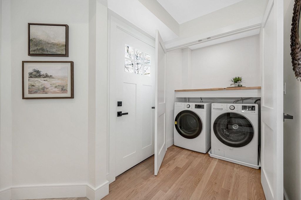 Interior, Washer, Wood Texture Flooring