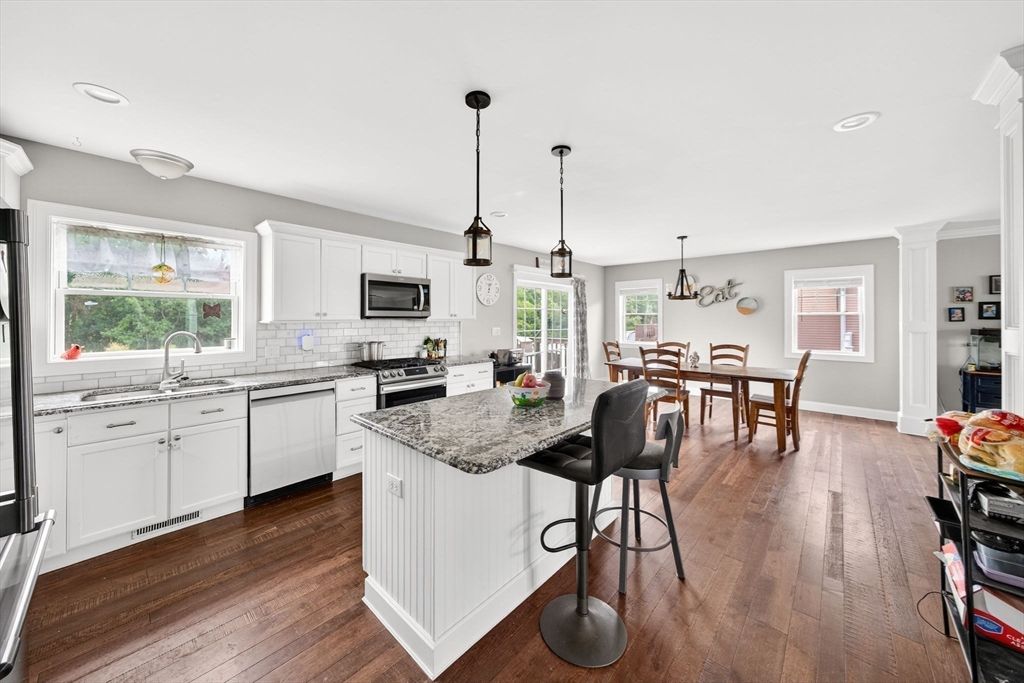 Dining room, Interior, Kitchen, Pendant Lights, Recessed Lighting, Wood Texture Flooring