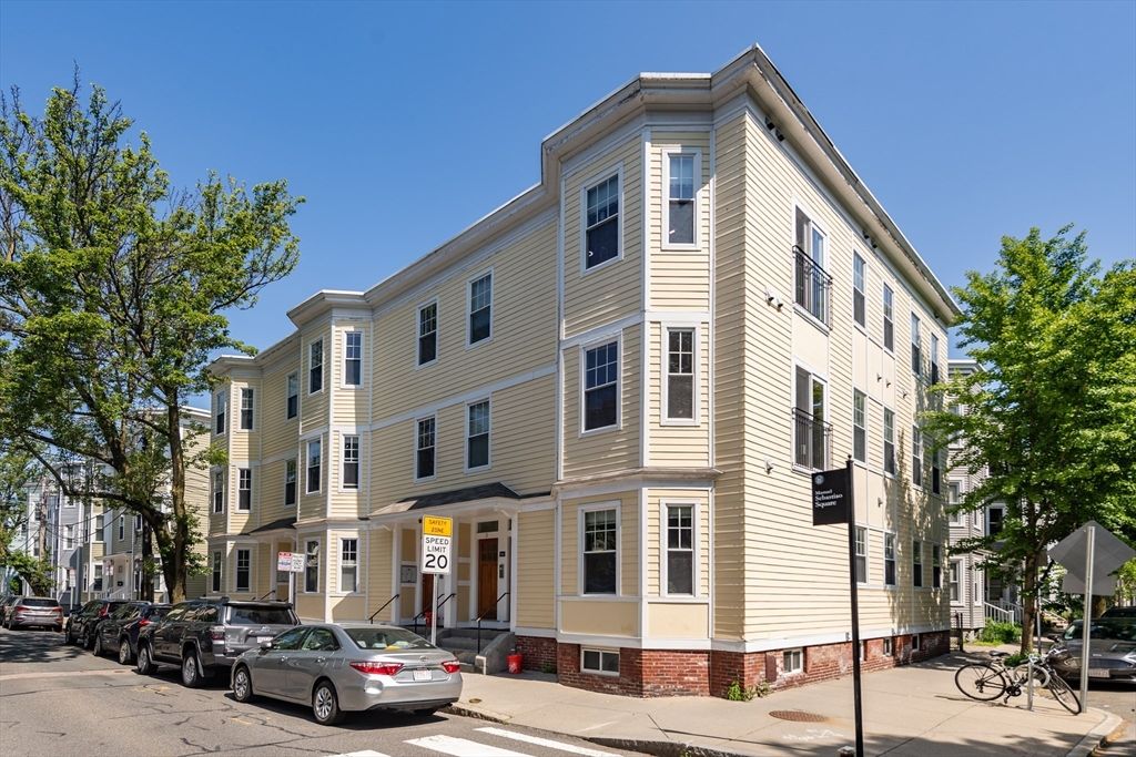 Exterior, Facade, Rowhouse