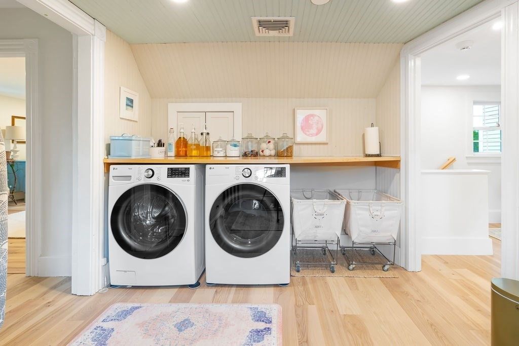 Interior, Recessed Lighting, Washer, Wood Texture Flooring