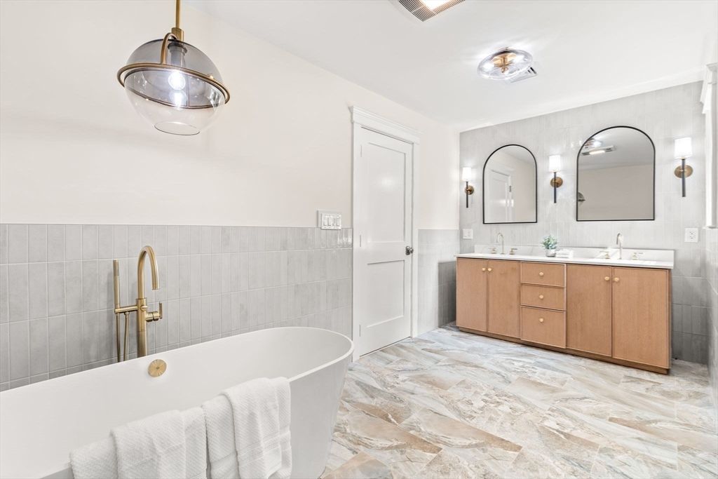 Bathroom, Dual Sink Vanities, Free Standing Baths, Interior