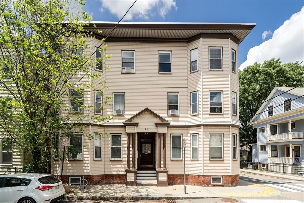 Exterior, Facade, Queen Anne Victorian
