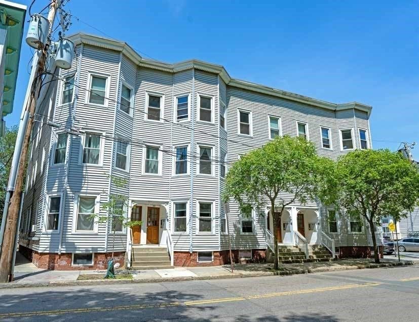 Exterior, Facade, Rowhouse