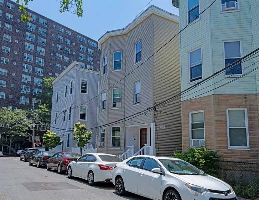 Exterior, Facade, Rowhouse