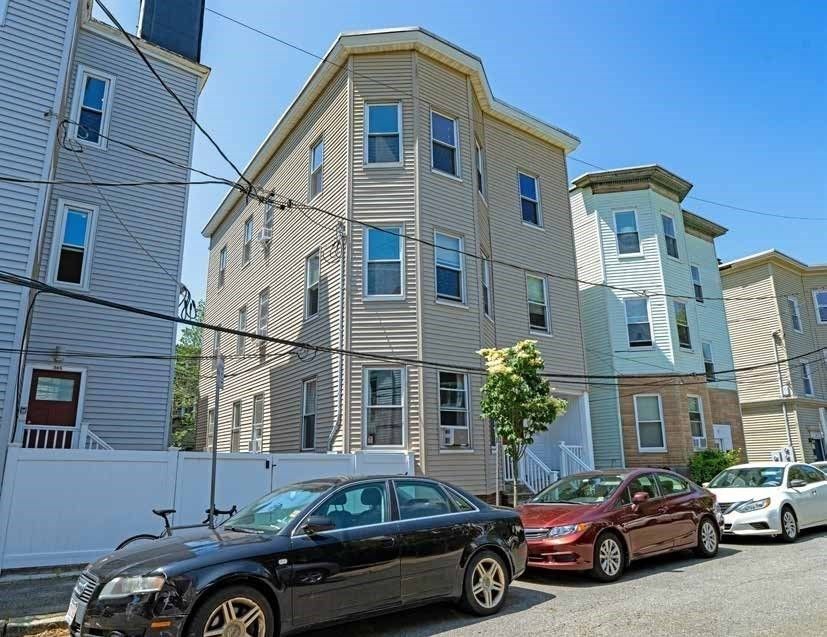 Exterior, Facade, Rowhouse