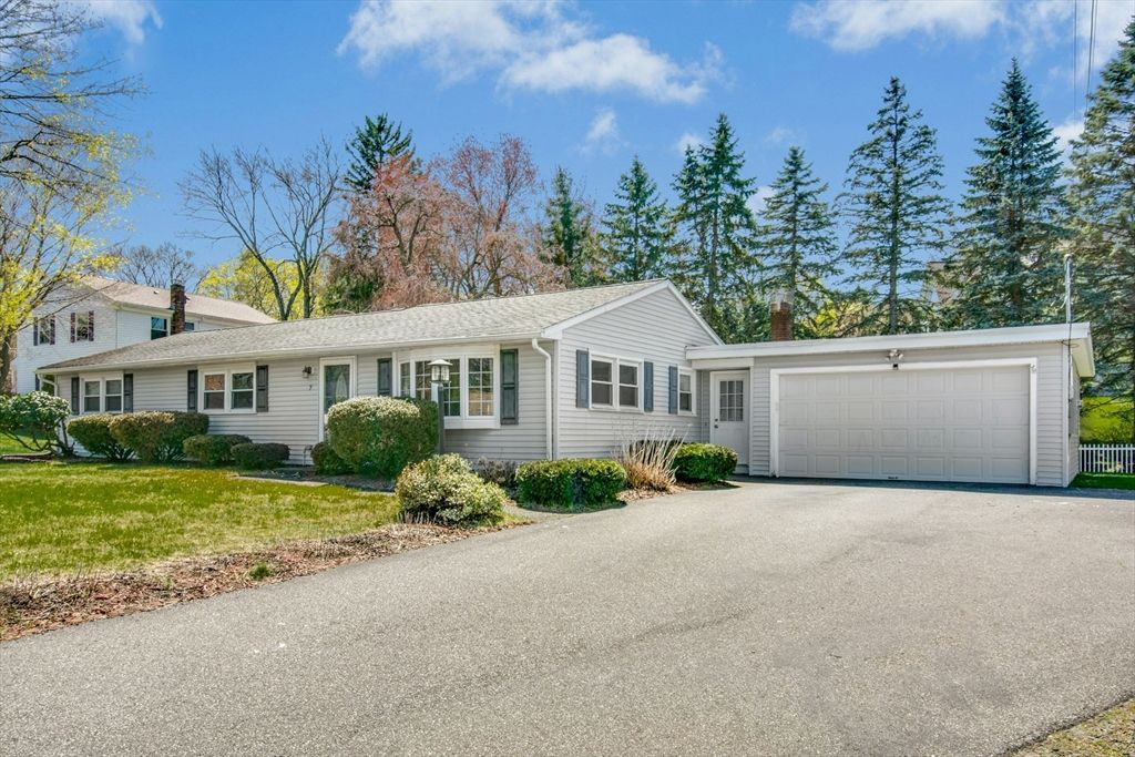 Attached, Exterior, Facade, Ranch