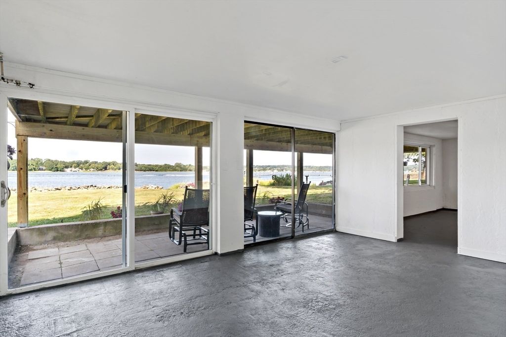 Empty room, Interior, Water