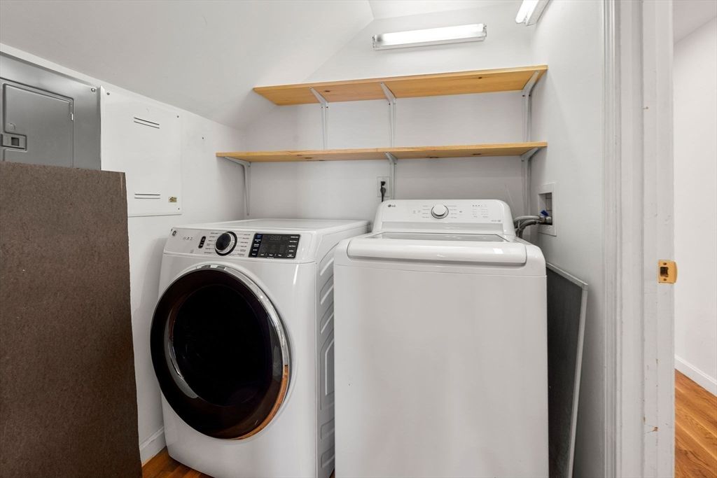 Interior, Utility Closets, Washer, Wood Texture Flooring
