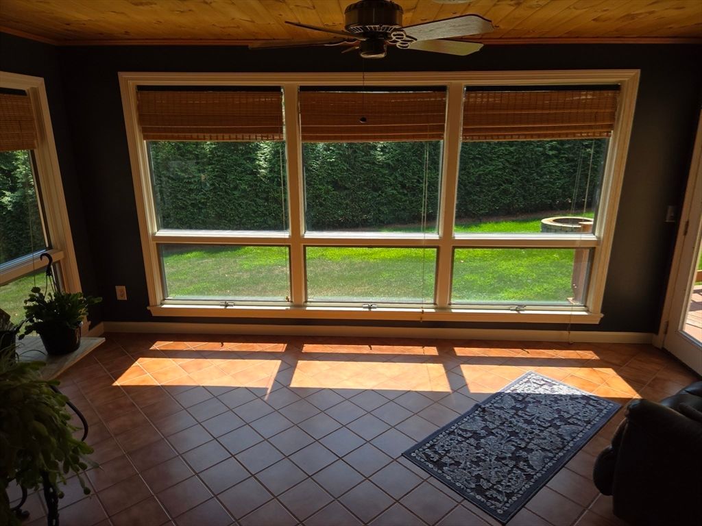 Empty room, Interior, Wooden Ceilings