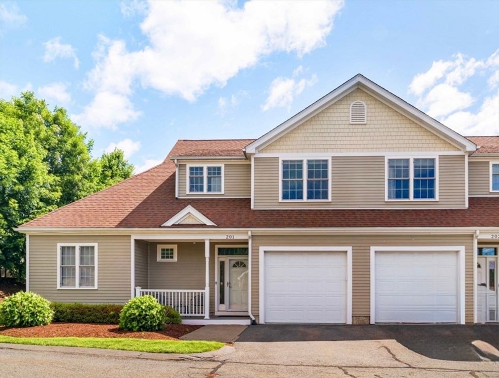 Attached, Exterior, Facade, American Craftsman