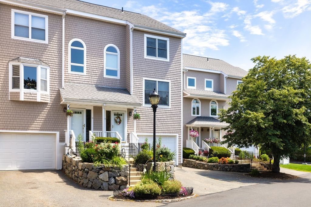Attached, Exterior, Facade, Rowhouse
