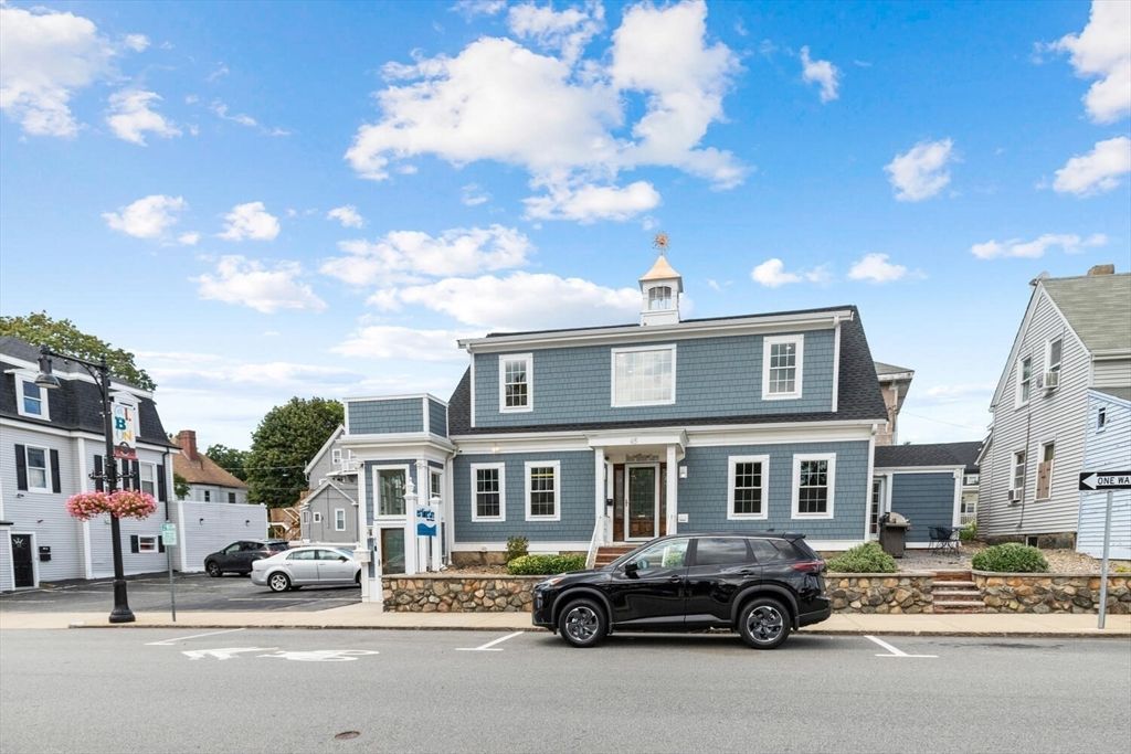 Attached, Exterior, Facade, American Foursquare