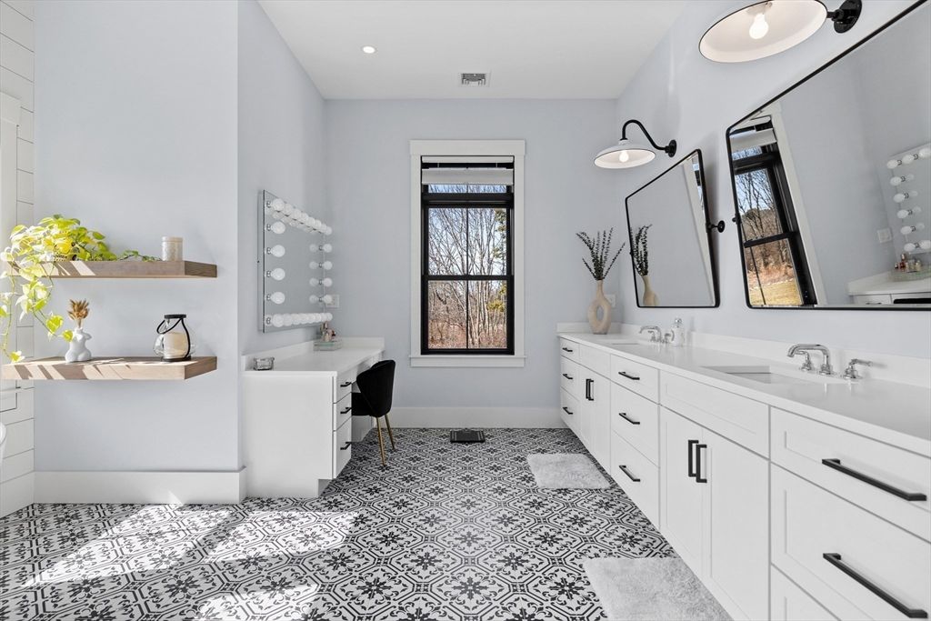 Bathroom, Dual Sink Vanities, Interior, Recessed Lighting