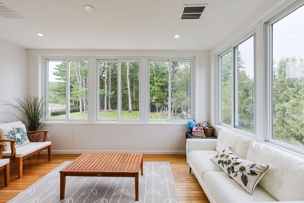 Interior, Recessed Lighting, Sun Room, Wood Texture Flooring