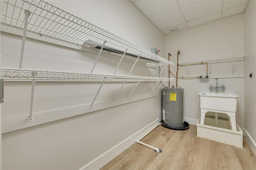 Interior, Walk-in Closets, Wood Texture Flooring