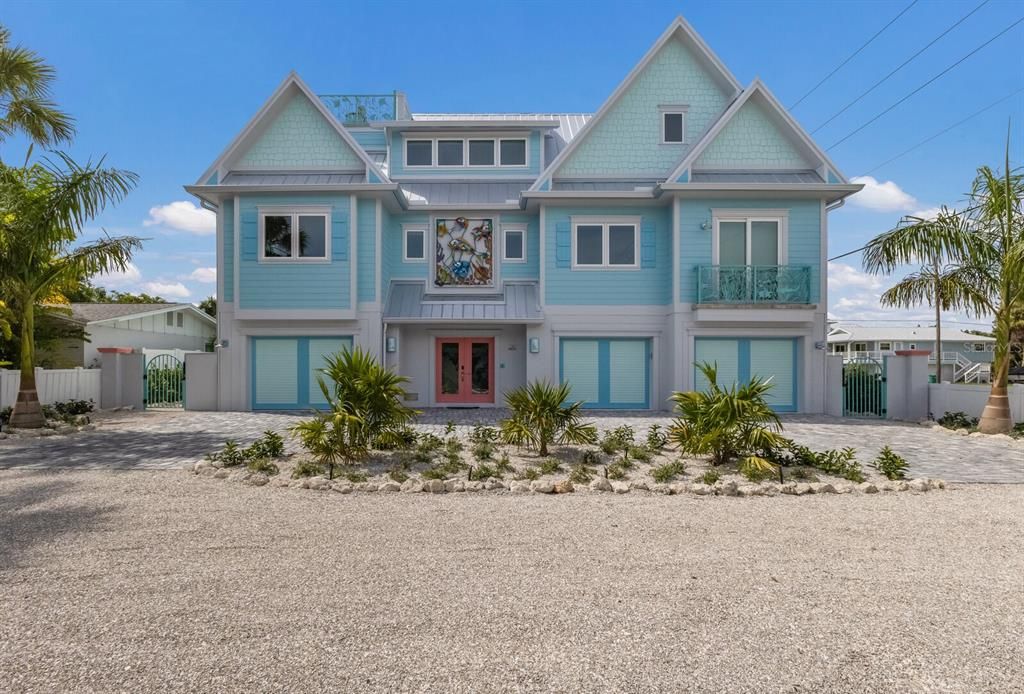 Attached, Exterior, Facade, Queen Anne Victorian